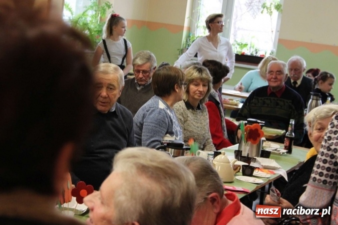 Zdjęcie w galerii na portalu naszraciborz.pl: Żyjcie nam sto lat! Dzień Babci i Dziadka w ZSP Wojnowice wiadomości z regionu