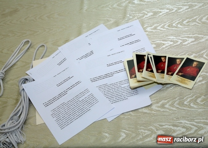 Zdjęcie w galerii na portalu naszraciborz.pl: W Branicach odprawiono mszę w 70. rocznicę śmierci i pogrzebu bpa Józefa Nathana  wiadomości z regionu