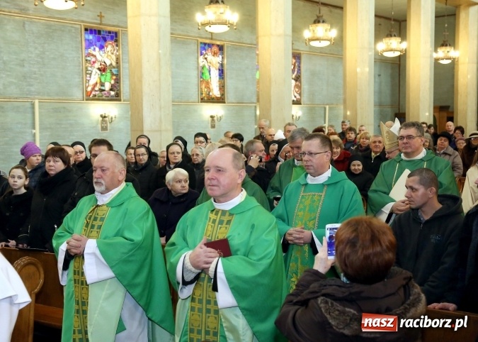 Zdjęcie w galerii na portalu naszraciborz.pl: W Branicach odprawiono mszę w 70. rocznicę śmierci i pogrzebu bpa Józefa Nathana  wiadomości z regionu