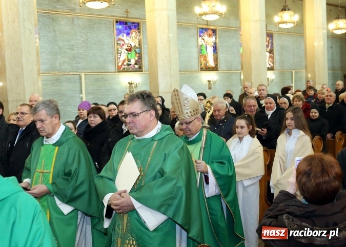 Zdjęcie w galerii na portalu naszraciborz.pl: W Branicach odprawiono mszę w 70. rocznicę śmierci i pogrzebu bpa Józefa Nathana  wiadomości z regionu