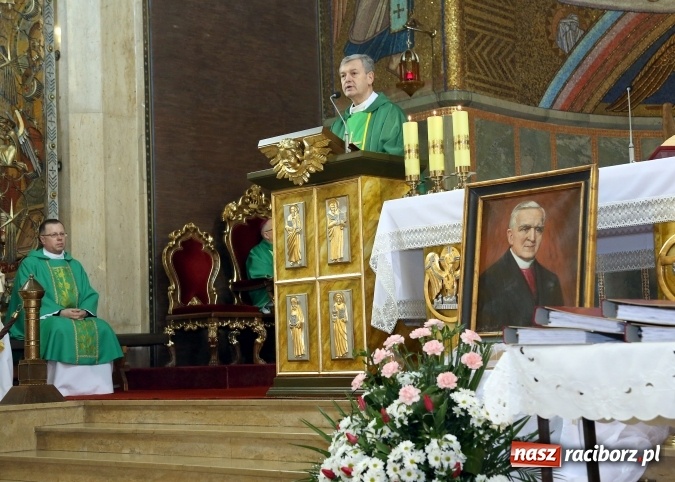 Zdjęcie w galerii na portalu naszraciborz.pl: W Branicach odprawiono mszę w 70. rocznicę śmierci i pogrzebu bpa Józefa Nathana  wiadomości z regionu