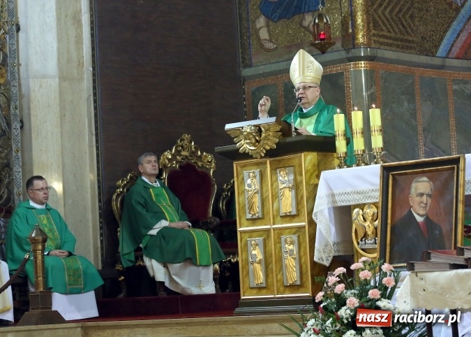 Zdjęcie w galerii na portalu naszraciborz.pl: W Branicach odprawiono mszę w 70. rocznicę śmierci i pogrzebu bpa Józefa Nathana  wiadomości z regionu