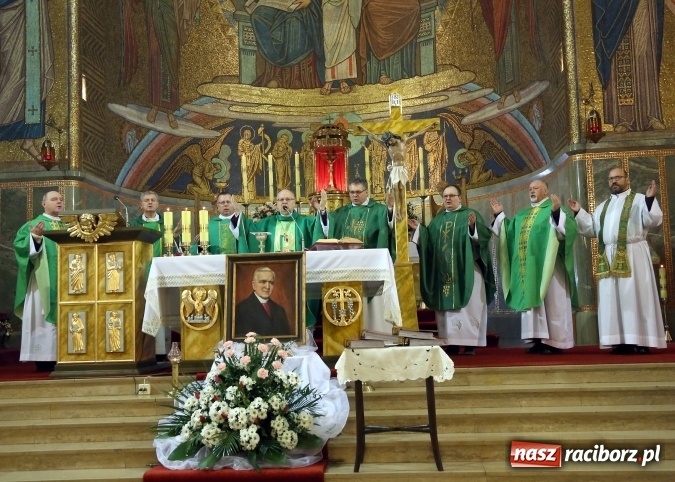 Zdjęcie w galerii na portalu naszraciborz.pl: W Branicach odprawiono mszę w 70. rocznicę śmierci i pogrzebu bpa Józefa Nathana  wiadomości z regionu