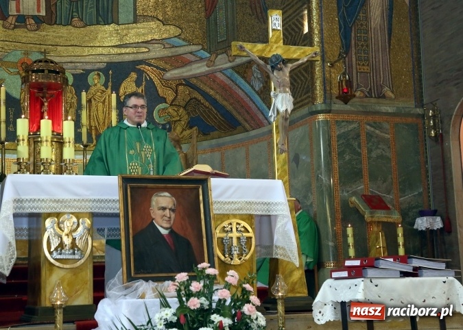 Zdjęcie w galerii na portalu naszraciborz.pl: W Branicach odprawiono mszę w 70. rocznicę śmierci i pogrzebu bpa Józefa Nathana  wiadomości z regionu
