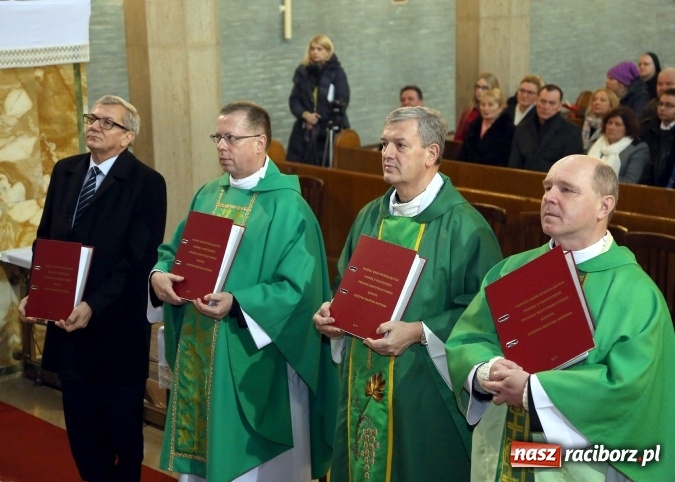 Zdjęcie w galerii na portalu naszraciborz.pl: W Branicach odprawiono mszę w 70. rocznicę śmierci i pogrzebu bpa Józefa Nathana  wiadomości z regionu