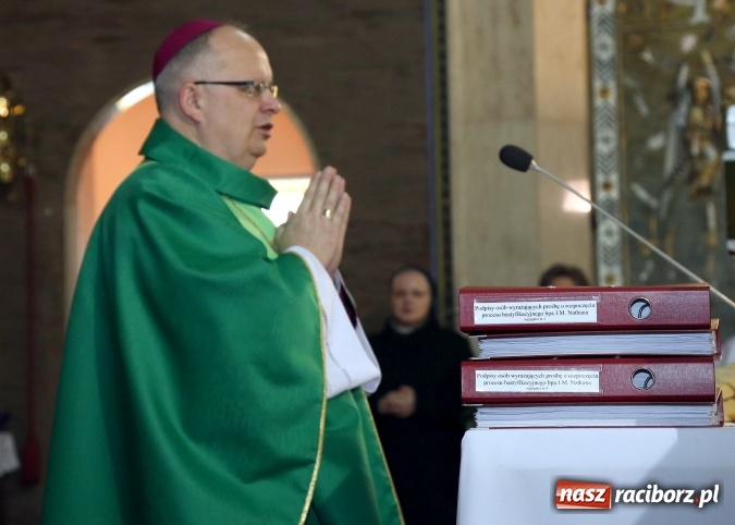Zdjęcie w galerii na portalu naszraciborz.pl: W Branicach odprawiono mszę w 70. rocznicę śmierci i pogrzebu bpa Józefa Nathana  wiadomości z regionu