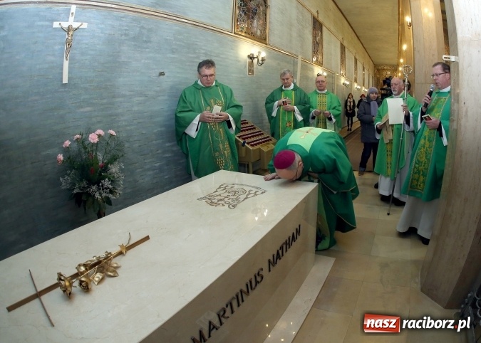 Zdjęcie w galerii na portalu naszraciborz.pl: W Branicach odprawiono mszę w 70. rocznicę śmierci i pogrzebu bpa Józefa Nathana  wiadomości z regionu