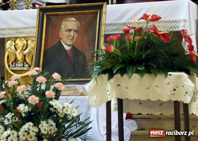 Zdjęcie w galerii na portalu naszraciborz.pl: W Branicach odprawiono mszę w 70. rocznicę śmierci i pogrzebu bpa Józefa Nathana  wiadomości z regionu