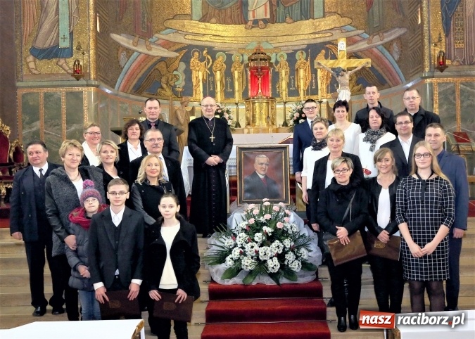 Zdjęcie w galerii na portalu naszraciborz.pl: W Branicach odprawiono mszę w 70. rocznicę śmierci i pogrzebu bpa Józefa Nathana  wiadomości z regionu