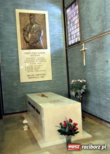 Zdjęcie w galerii na portalu naszraciborz.pl: W Branicach odprawiono mszę w 70. rocznicę śmierci i pogrzebu bpa Józefa Nathana  wiadomości z regionu