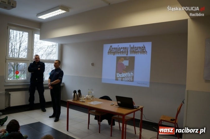 Zdjęcie w galerii na portalu naszraciborz.pl: Dzień Bezpiecznego Internetu. Policjanci rozmawiali z młodzieżą o cyberprzemocy wiadomości z regionu