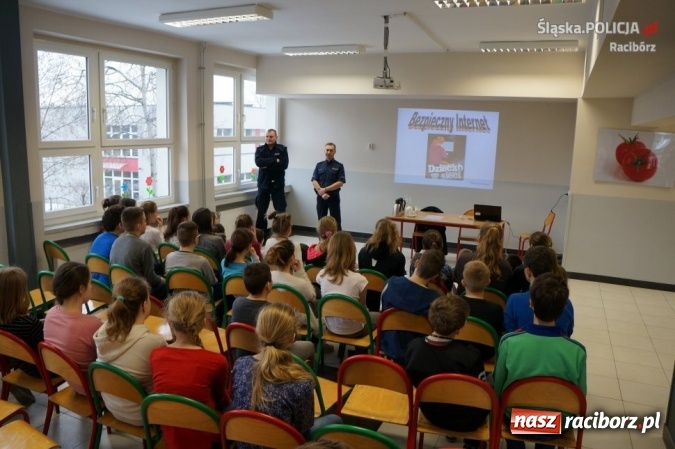 Zdjęcie w galerii na portalu naszraciborz.pl: Dzień Bezpiecznego Internetu. Policjanci rozmawiali z młodzieżą o cyberprzemocy wiadomości z regionu