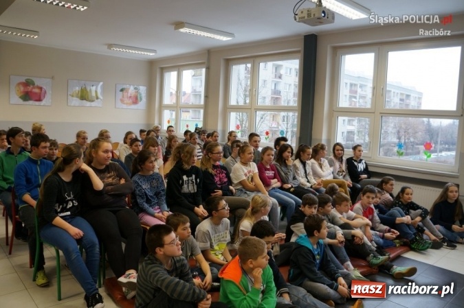 Zdjęcie w galerii na portalu naszraciborz.pl: Dzień Bezpiecznego Internetu. Policjanci rozmawiali z młodzieżą o cyberprzemocy wiadomości z regionu