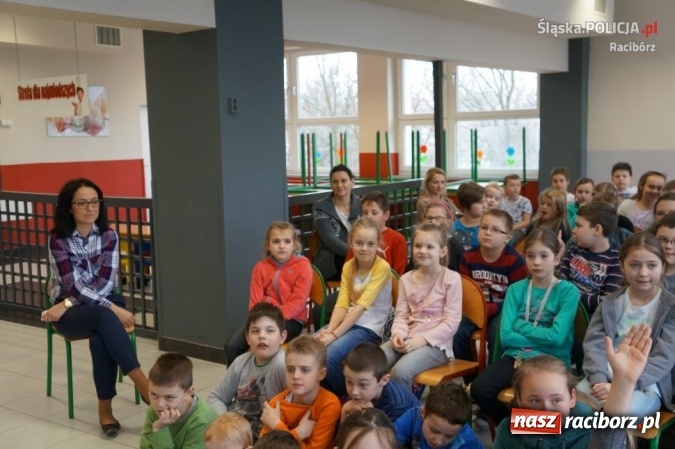 Zdjęcie w galerii na portalu naszraciborz.pl: Dzień Bezpiecznego Internetu. Policjanci rozmawiali z młodzieżą o cyberprzemocy wiadomości z regionu