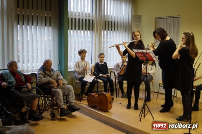 Zdjęcie w galerii na portalu naszraciborz.pl: Koncert karnawałowy dla mieszkańców DPS Złota Jesień wiadomości z regionu