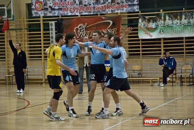 Zdjęcie w galerii na portalu naszraciborz.pl: Gładka przegrana akademików wiadomości z regionu