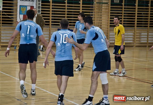 Zdjęcie w galerii na portalu naszraciborz.pl: Gładka przegrana akademików wiadomości z regionu