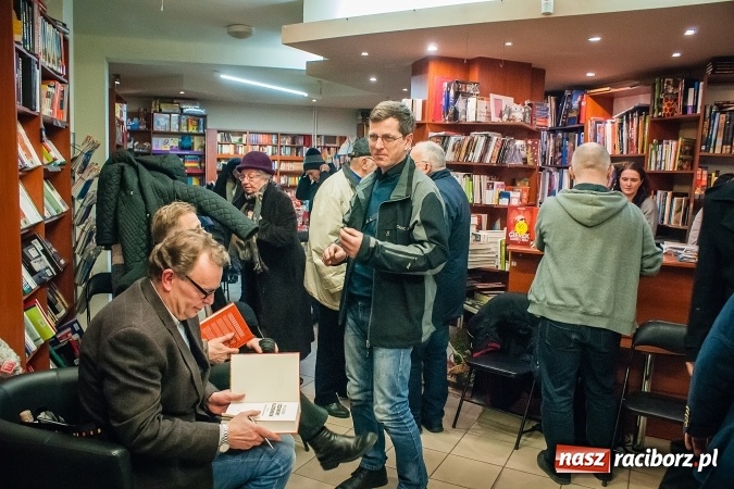 Zdjęcie w galerii na portalu naszraciborz.pl: O generale Wojciechu Jaruzelskim w księgarni Sowa wiadomości z regionu