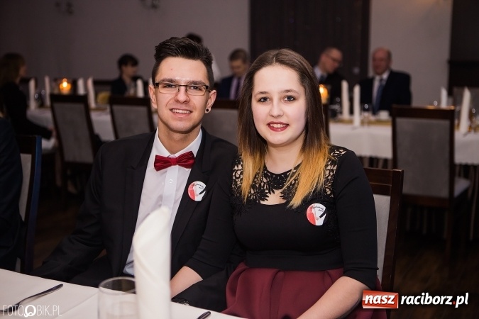 Zdjęcie w galerii na portalu naszraciborz.pl: Maturzyści Specjalnego Ośrodka Szkolno-Wychowawczego dla Niesłyszących i Słabosłyszących bawią się na studniówce wiadomości z regionu