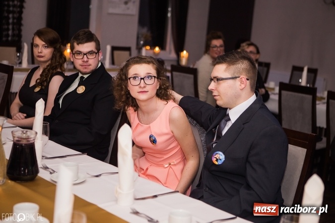 Zdjęcie w galerii na portalu naszraciborz.pl: Maturzyści Specjalnego Ośrodka Szkolno-Wychowawczego dla Niesłyszących i Słabosłyszących bawią się na studniówce wiadomości z regionu