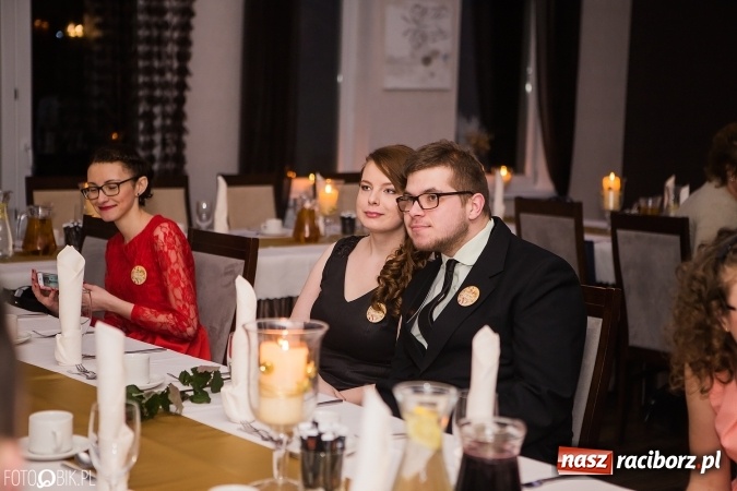 Zdjęcie w galerii na portalu naszraciborz.pl: Maturzyści Specjalnego Ośrodka Szkolno-Wychowawczego dla Niesłyszących i Słabosłyszących bawią się na studniówce wiadomości z regionu