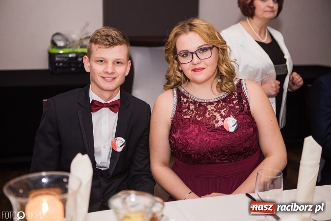 Zdjęcie w galerii na portalu naszraciborz.pl: Maturzyści Specjalnego Ośrodka Szkolno-Wychowawczego dla Niesłyszących i Słabosłyszących bawią się na studniówce wiadomości z regionu