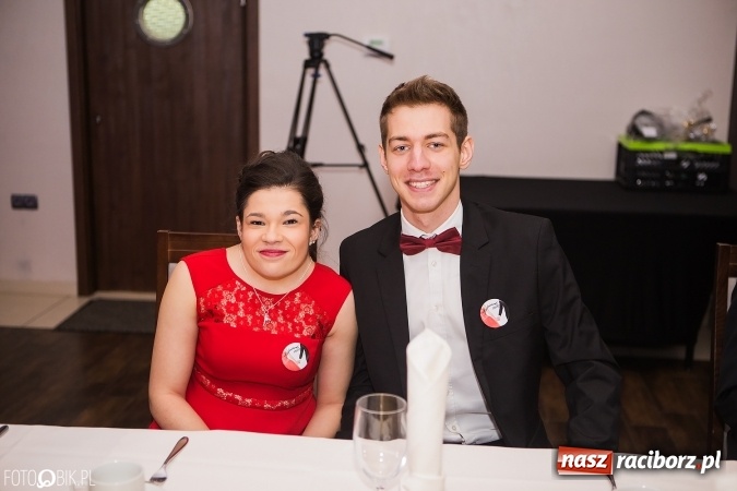 Zdjęcie w galerii na portalu naszraciborz.pl: Maturzyści Specjalnego Ośrodka Szkolno-Wychowawczego dla Niesłyszących i Słabosłyszących bawią się na studniówce wiadomości z regionu