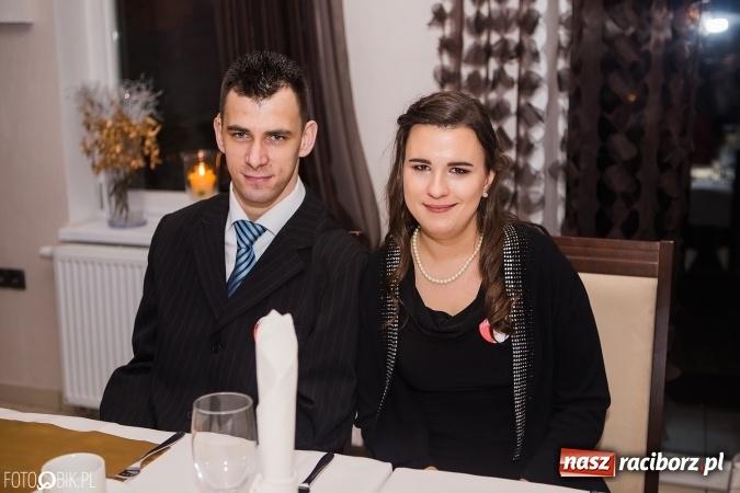 Zdjęcie w galerii na portalu naszraciborz.pl: Maturzyści Specjalnego Ośrodka Szkolno-Wychowawczego dla Niesłyszących i Słabosłyszących bawią się na studniówce wiadomości z regionu