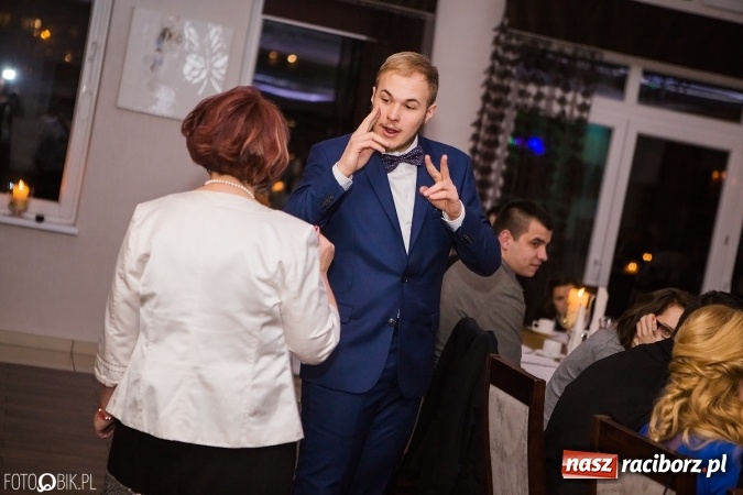 Zdjęcie w galerii na portalu naszraciborz.pl: Maturzyści Specjalnego Ośrodka Szkolno-Wychowawczego dla Niesłyszących i Słabosłyszących bawią się na studniówce wiadomości z regionu