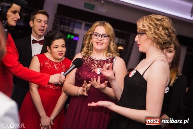 Zdjęcie w galerii na portalu naszraciborz.pl: Maturzyści Specjalnego Ośrodka Szkolno-Wychowawczego dla Niesłyszących i Słabosłyszących bawią się na studniówce wiadomości z regionu