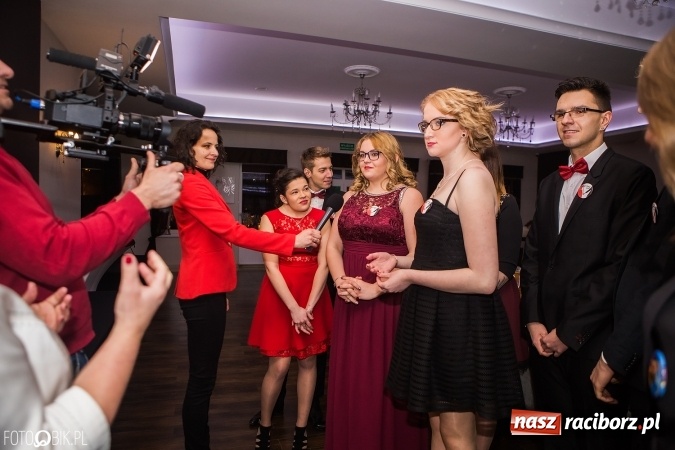 Zdjęcie w galerii na portalu naszraciborz.pl: Maturzyści Specjalnego Ośrodka Szkolno-Wychowawczego dla Niesłyszących i Słabosłyszących bawią się na studniówce wiadomości z regionu