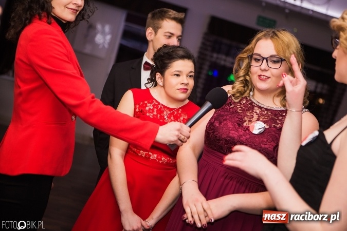 Zdjęcie w galerii na portalu naszraciborz.pl: Maturzyści Specjalnego Ośrodka Szkolno-Wychowawczego dla Niesłyszących i Słabosłyszących bawią się na studniówce wiadomości z regionu