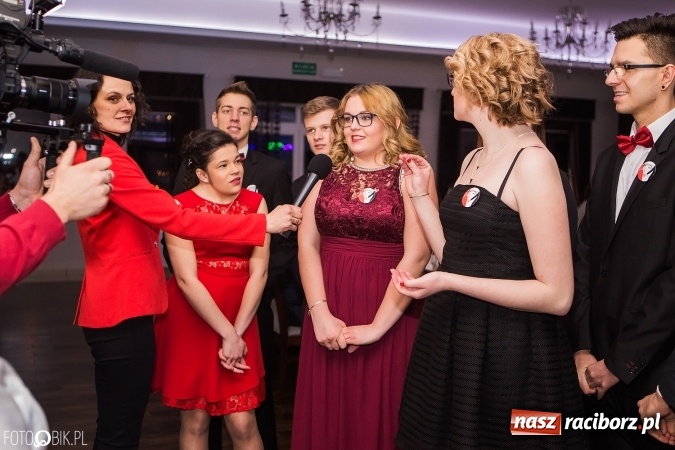 Zdjęcie w galerii na portalu naszraciborz.pl: Maturzyści Specjalnego Ośrodka Szkolno-Wychowawczego dla Niesłyszących i Słabosłyszących bawią się na studniówce wiadomości z regionu