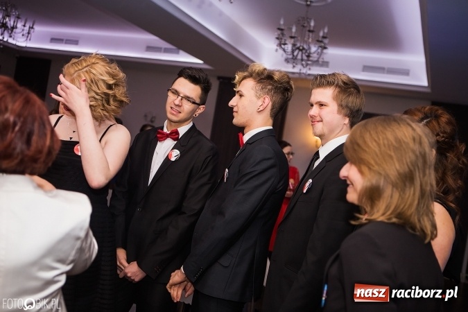 Zdjęcie w galerii na portalu naszraciborz.pl: Maturzyści Specjalnego Ośrodka Szkolno-Wychowawczego dla Niesłyszących i Słabosłyszących bawią się na studniówce wiadomości z regionu