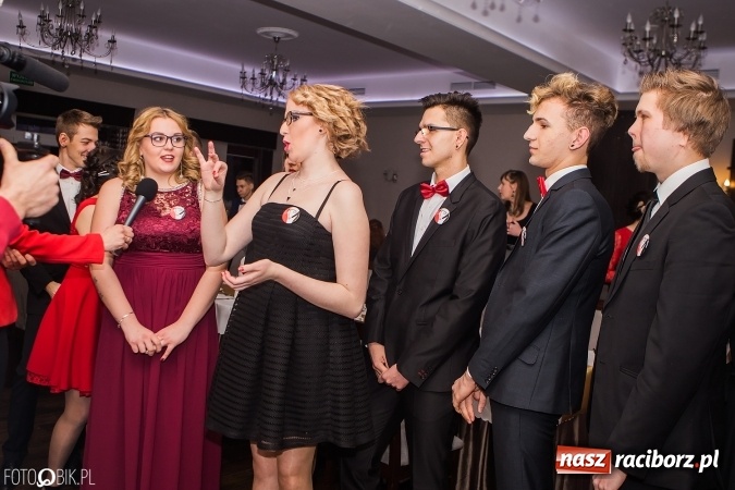 Zdjęcie w galerii na portalu naszraciborz.pl: Maturzyści Specjalnego Ośrodka Szkolno-Wychowawczego dla Niesłyszących i Słabosłyszących bawią się na studniówce wiadomości z regionu