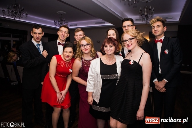 Zdjęcie w galerii na portalu naszraciborz.pl: Maturzyści Specjalnego Ośrodka Szkolno-Wychowawczego dla Niesłyszących i Słabosłyszących bawią się na studniówce wiadomości z regionu