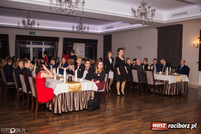 Zdjęcie w galerii na portalu naszraciborz.pl: Maturzyści Specjalnego Ośrodka Szkolno-Wychowawczego dla Niesłyszących i Słabosłyszących bawią się na studniówce wiadomości z regionu