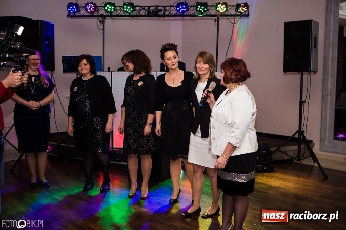 Zdjęcie w galerii na portalu naszraciborz.pl: Maturzyści Specjalnego Ośrodka Szkolno-Wychowawczego dla Niesłyszących i Słabosłyszących bawią się na studniówce wiadomości z regionu