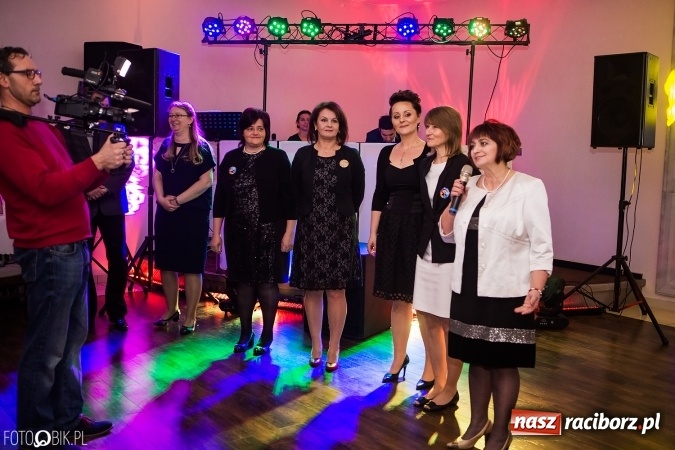 Zdjęcie w galerii na portalu naszraciborz.pl: Maturzyści Specjalnego Ośrodka Szkolno-Wychowawczego dla Niesłyszących i Słabosłyszących bawią się na studniówce wiadomości z regionu