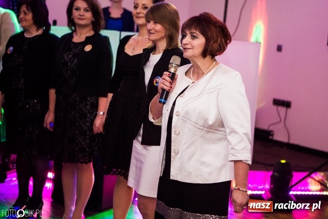 Zdjęcie w galerii na portalu naszraciborz.pl: Maturzyści Specjalnego Ośrodka Szkolno-Wychowawczego dla Niesłyszących i Słabosłyszących bawią się na studniówce wiadomości z regionu