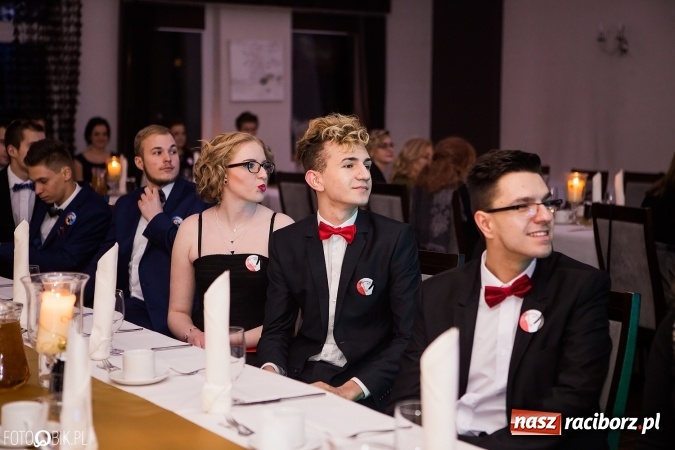 Zdjęcie w galerii na portalu naszraciborz.pl: Maturzyści Specjalnego Ośrodka Szkolno-Wychowawczego dla Niesłyszących i Słabosłyszących bawią się na studniówce wiadomości z regionu