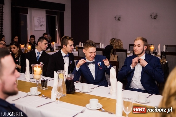 Zdjęcie w galerii na portalu naszraciborz.pl: Maturzyści Specjalnego Ośrodka Szkolno-Wychowawczego dla Niesłyszących i Słabosłyszących bawią się na studniówce wiadomości z regionu