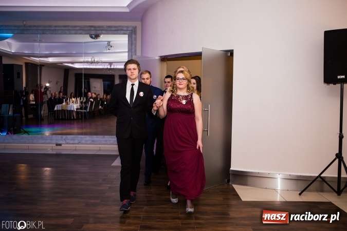 Zdjęcie w galerii na portalu naszraciborz.pl: Maturzyści Specjalnego Ośrodka Szkolno-Wychowawczego dla Niesłyszących i Słabosłyszących bawią się na studniówce wiadomości z regionu