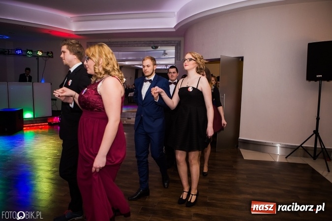 Zdjęcie w galerii na portalu naszraciborz.pl: Maturzyści Specjalnego Ośrodka Szkolno-Wychowawczego dla Niesłyszących i Słabosłyszących bawią się na studniówce wiadomości z regionu