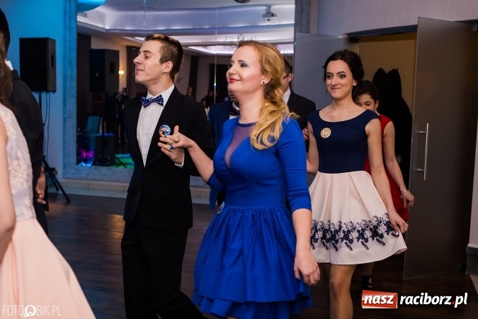 Zdjęcie w galerii na portalu naszraciborz.pl: Maturzyści Specjalnego Ośrodka Szkolno-Wychowawczego dla Niesłyszących i Słabosłyszących bawią się na studniówce wiadomości z regionu