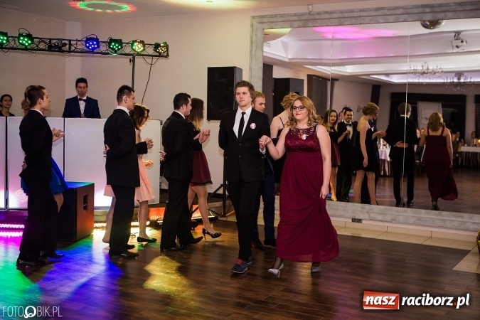 Zdjęcie w galerii na portalu naszraciborz.pl: Maturzyści Specjalnego Ośrodka Szkolno-Wychowawczego dla Niesłyszących i Słabosłyszących bawią się na studniówce wiadomości z regionu