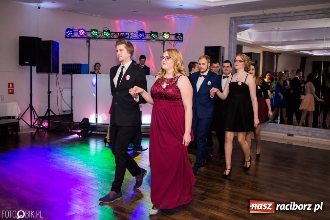 Zdjęcie w galerii na portalu naszraciborz.pl: Maturzyści Specjalnego Ośrodka Szkolno-Wychowawczego dla Niesłyszących i Słabosłyszących bawią się na studniówce wiadomości z regionu