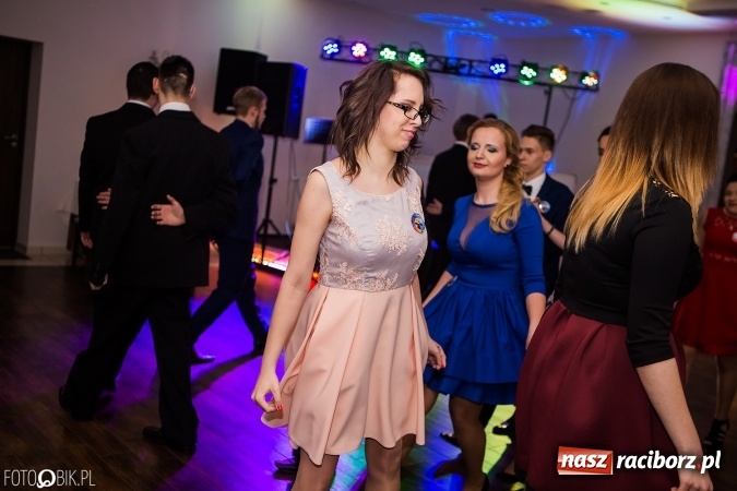 Zdjęcie w galerii na portalu naszraciborz.pl: Maturzyści Specjalnego Ośrodka Szkolno-Wychowawczego dla Niesłyszących i Słabosłyszących bawią się na studniówce wiadomości z regionu