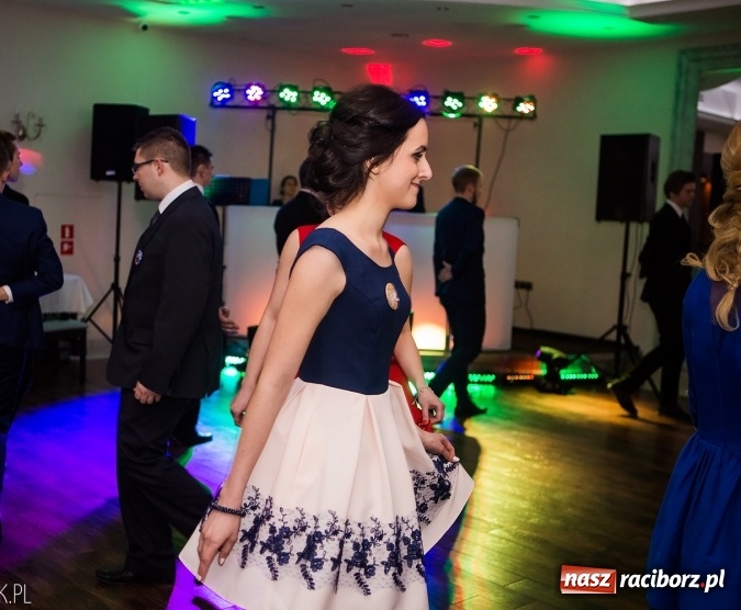 Zdjęcie w galerii na portalu naszraciborz.pl: Maturzyści Specjalnego Ośrodka Szkolno-Wychowawczego dla Niesłyszących i Słabosłyszących bawią się na studniówce wiadomości z regionu