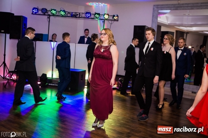 Zdjęcie w galerii na portalu naszraciborz.pl: Maturzyści Specjalnego Ośrodka Szkolno-Wychowawczego dla Niesłyszących i Słabosłyszących bawią się na studniówce wiadomości z regionu